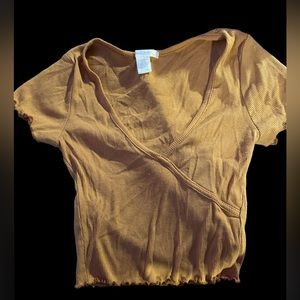 Cropped V-neck shirt